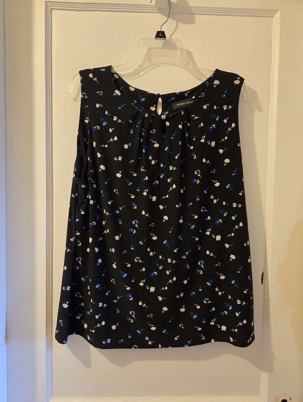 Black Floral Sleeveless Keyhole Top